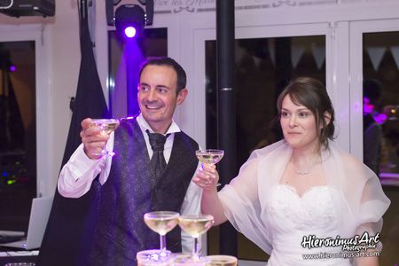 Couple de champagne sourire des marie mariage Pont-Aven